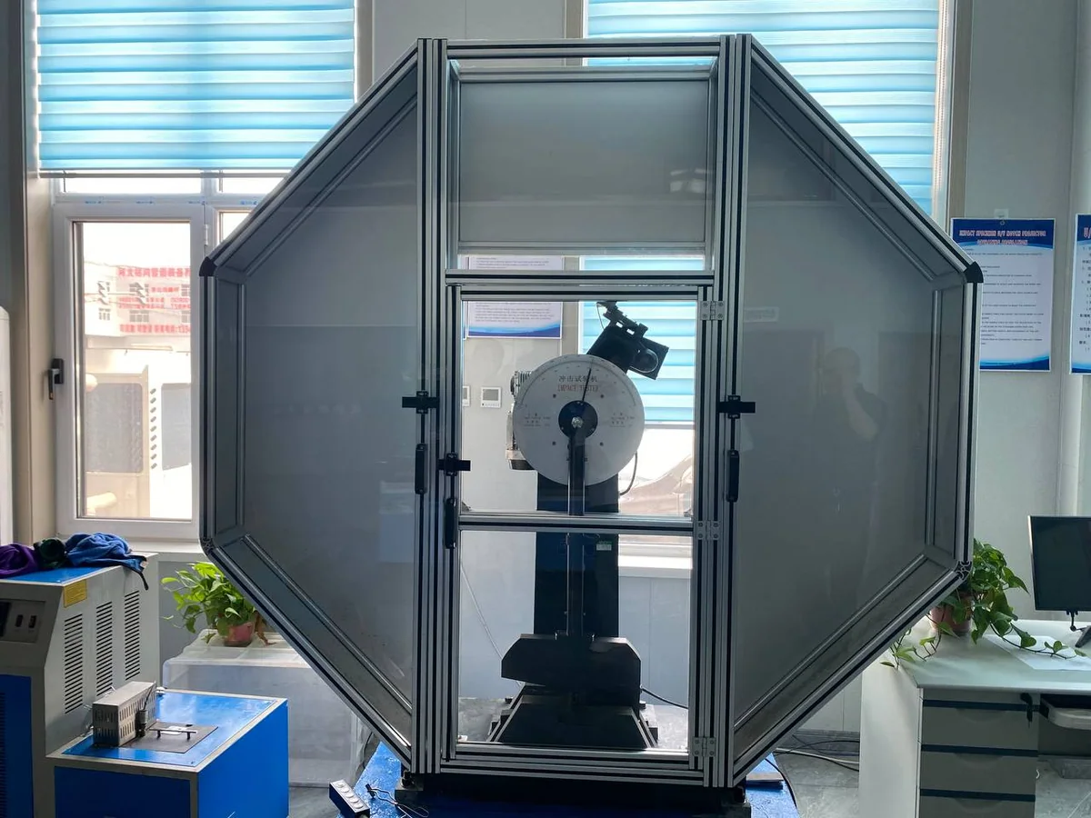 Enclosed mechanical test machine in the quality laboratory